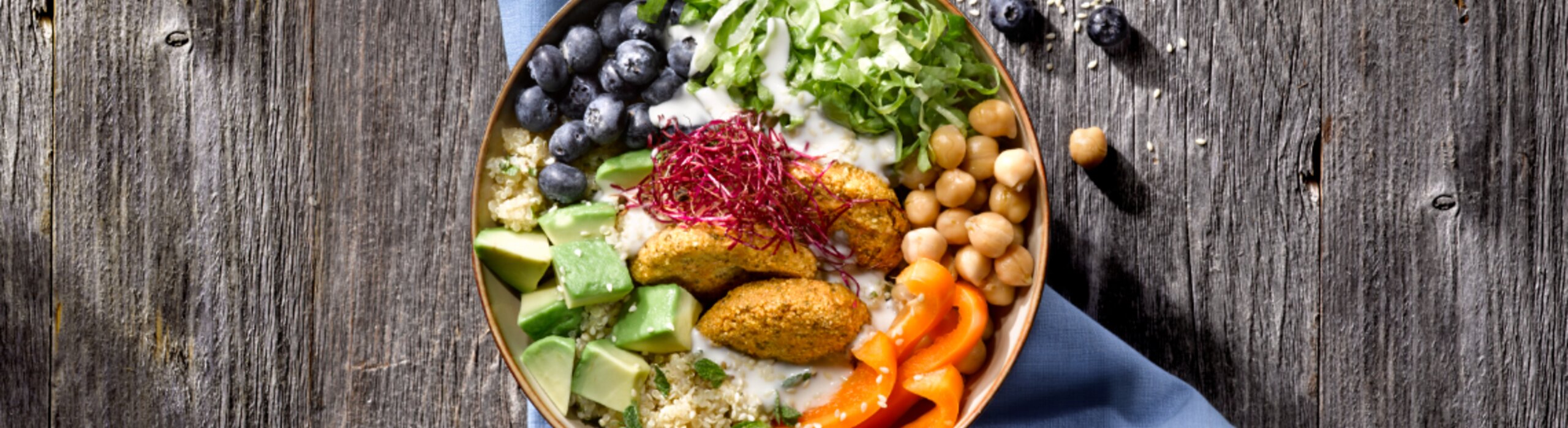 Develey Rezepte: Bowl mit Avocado, Falafel, Salat, Paprika, Kichererbsen, Blaubeeren
