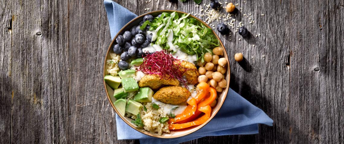 Develey Rezepte: Bowl mit Avocado, Falafel, Salat, Paprika, Kichererbsen, Blaubeeren