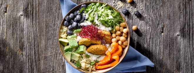 Develey Rezepte: Bowl mit Avocado, Falafel, Salat, Paprika, Kichererbsen, Blaubeeren