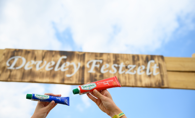 Develey als Sponsor der Brasswiesen mit eigenem Festzelt und Weißwurst sowie mittelscharfen Senf