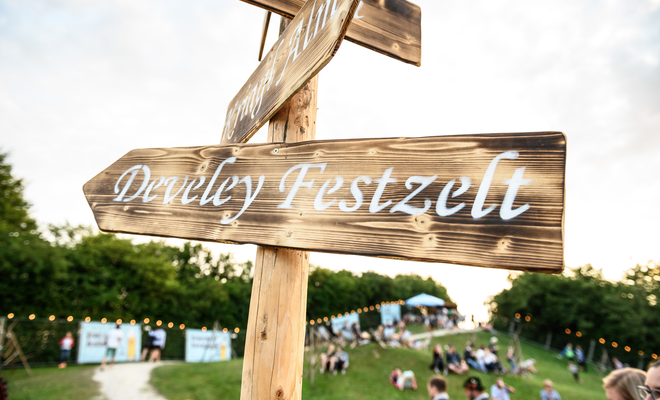 Holzschild zum Develey Festzelt auf der Brasswiesn