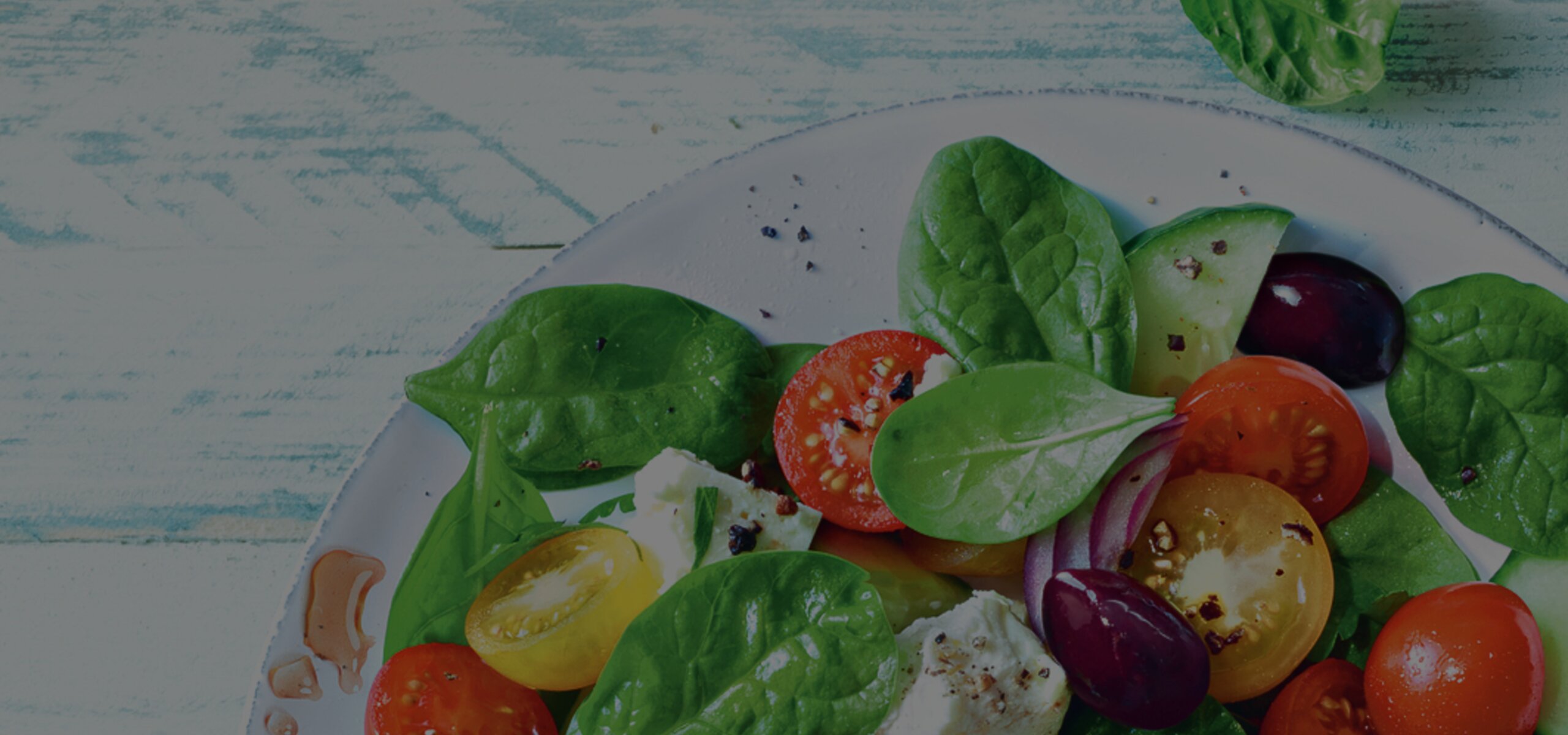 Griechischer Salat als Hintergundbild für das Essig und Öl Dressing von Develey
