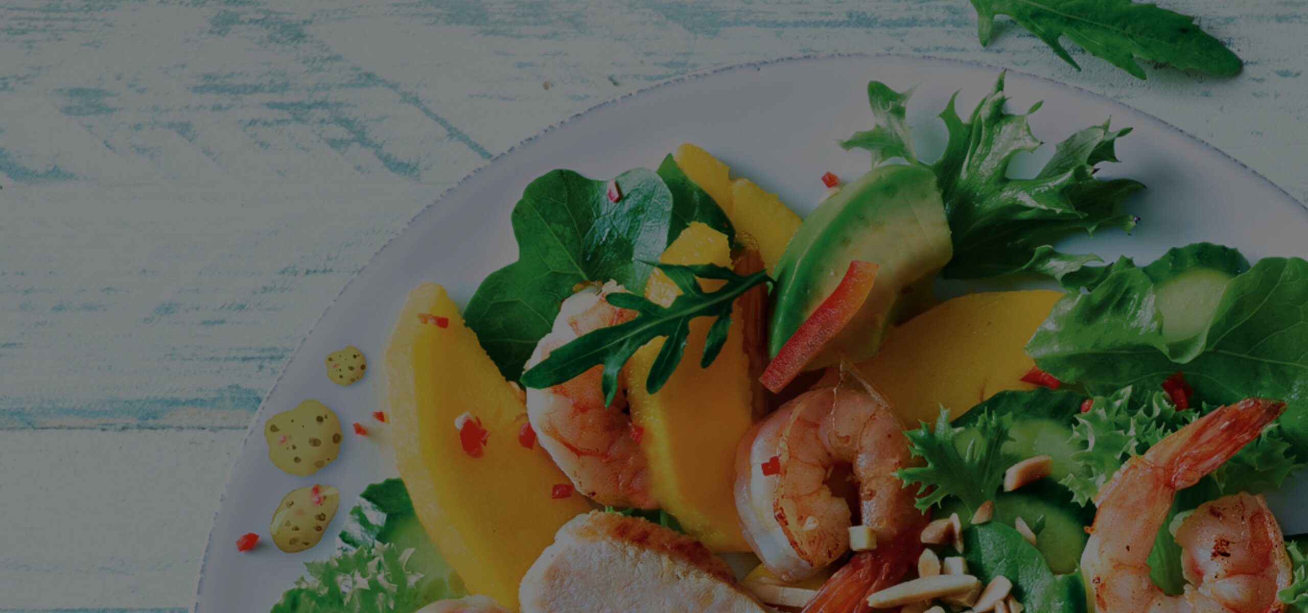 Garnelen und Mangosalat als Hintergrund für das Honig-Senf Dressing von Develey