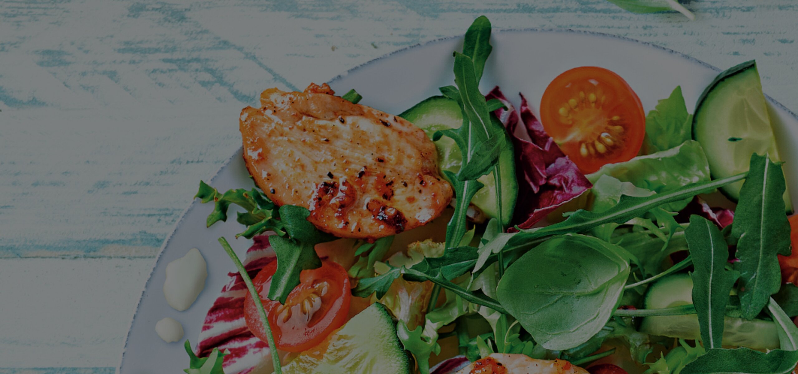 Salat mit Hühnerbrust als Hintergrund für das Joghurt Dressing von Develey