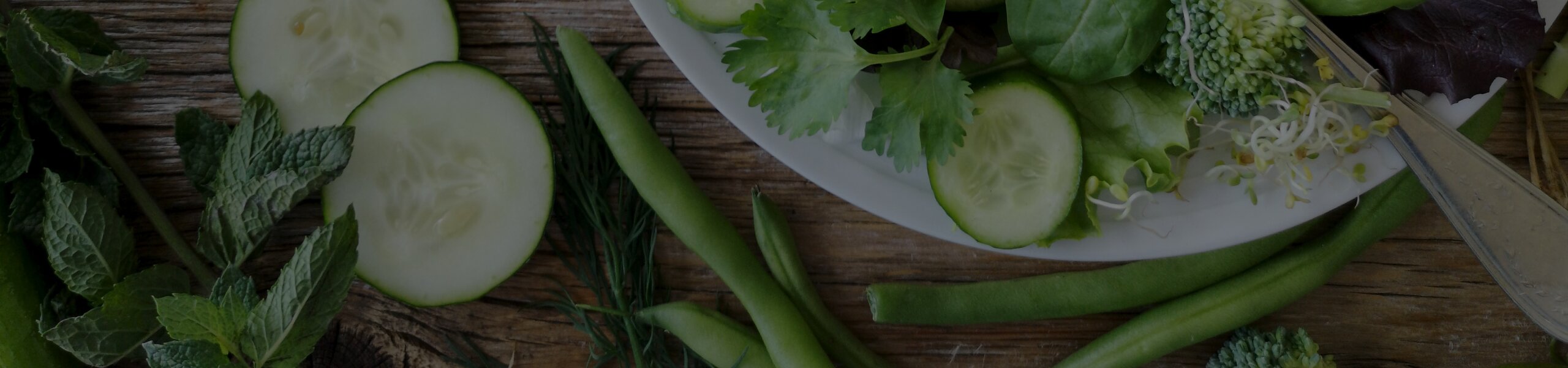 Grüner Salat mit Gurke, Salat und Bohnen
