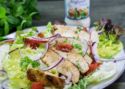 Rezept, Gericht von Develey: Hähnchensalat mit Joghurt Dressing 