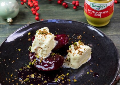Rezept, Gericht von Develey: Rotweinbirnen mit Honig-Senf-Parfait mit mittelscharfem Senf