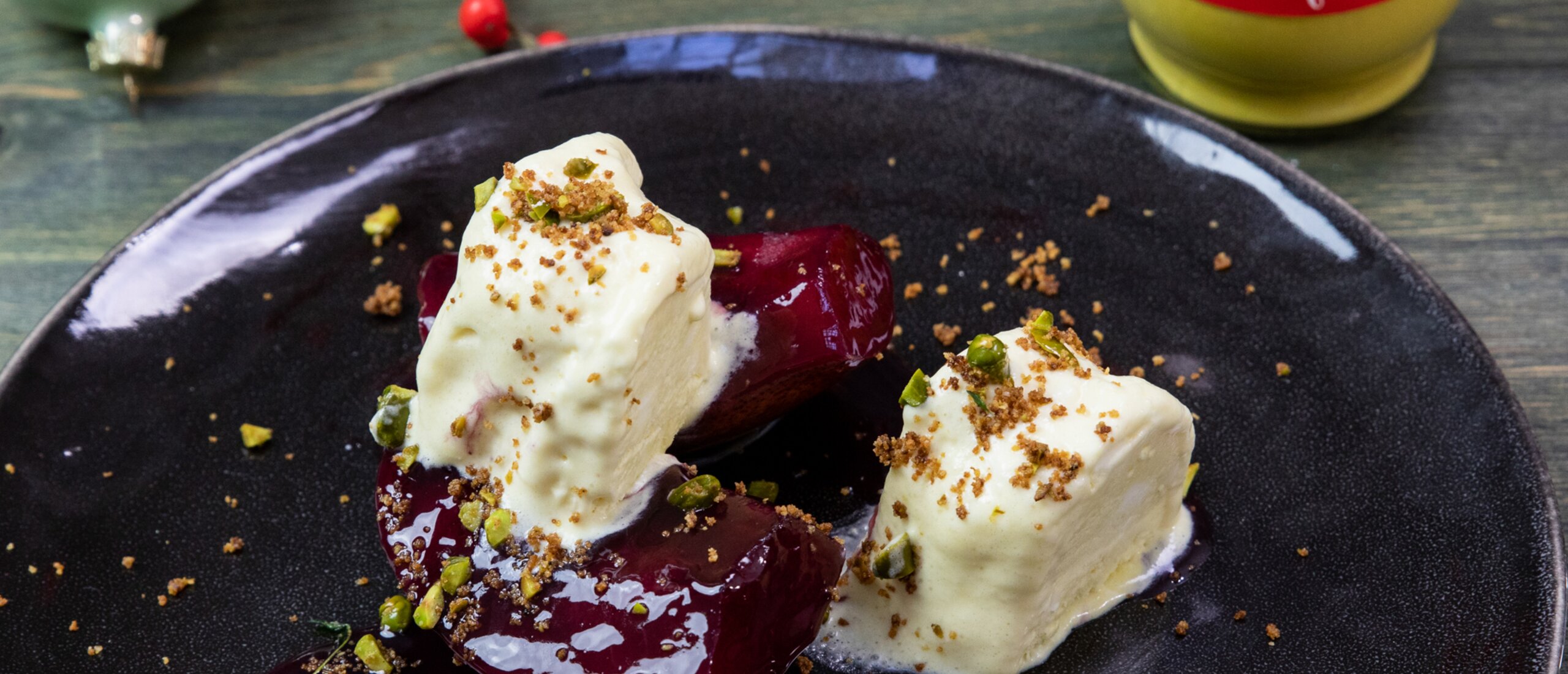 Rezept, Gericht von Develey: Rotweinbirnen mit Honig-Senf-Parfait mit mittelscharfem Senf
