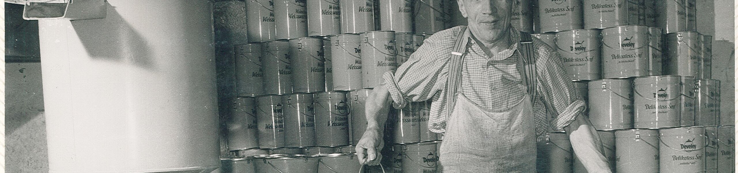 Foto aus den 60er Jahren: Mann mit Senfeimer